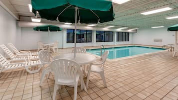 Indoor pool, sun loungers