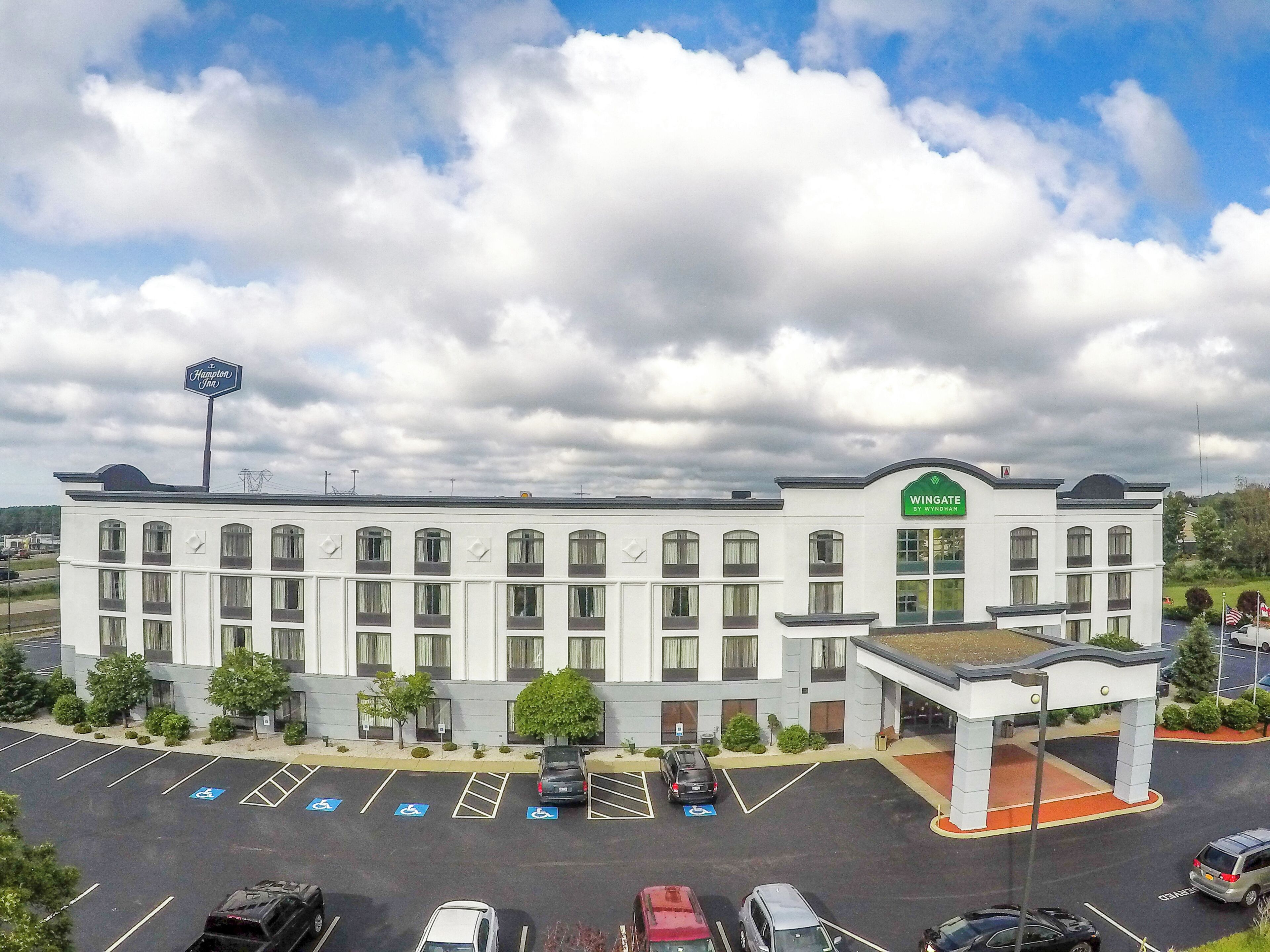 Un hotel con estacionamiento, espacios accesibles para discapacitados y un letrero de Hampton Inn.
