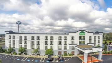 Un hotel con estacionamiento, espacios accesibles para discapacitados y un letrero de Hampton Inn.
