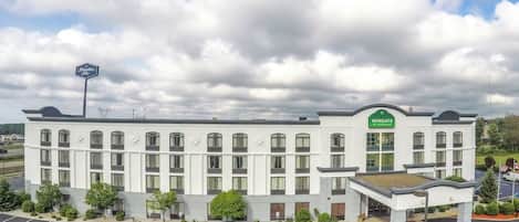 A hotel with a parking lot, handicap-accessible spaces, and a sign for the Hampton Inn.