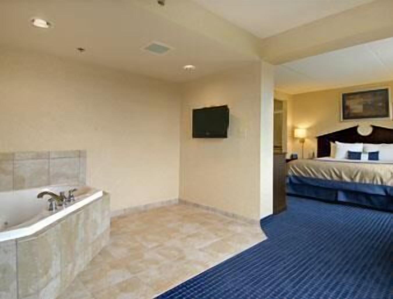 in-room safe, desk, iron/ironing board, free wifi