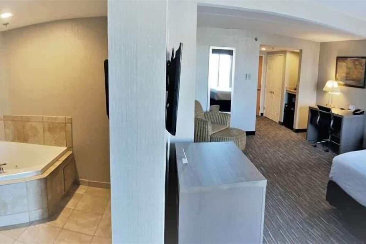 In-room safe, desk, iron/ironing board, free WiFi