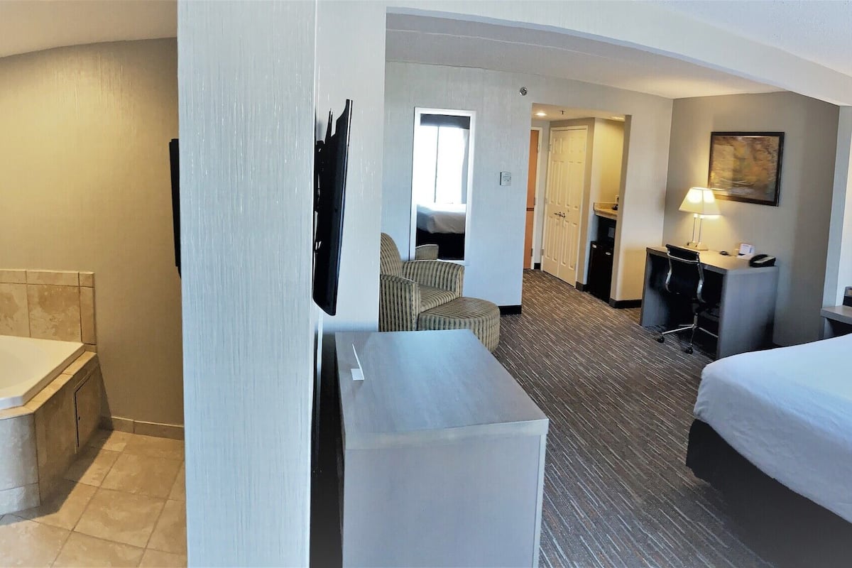 suite, 1 king bed, non smoking | private spa tub