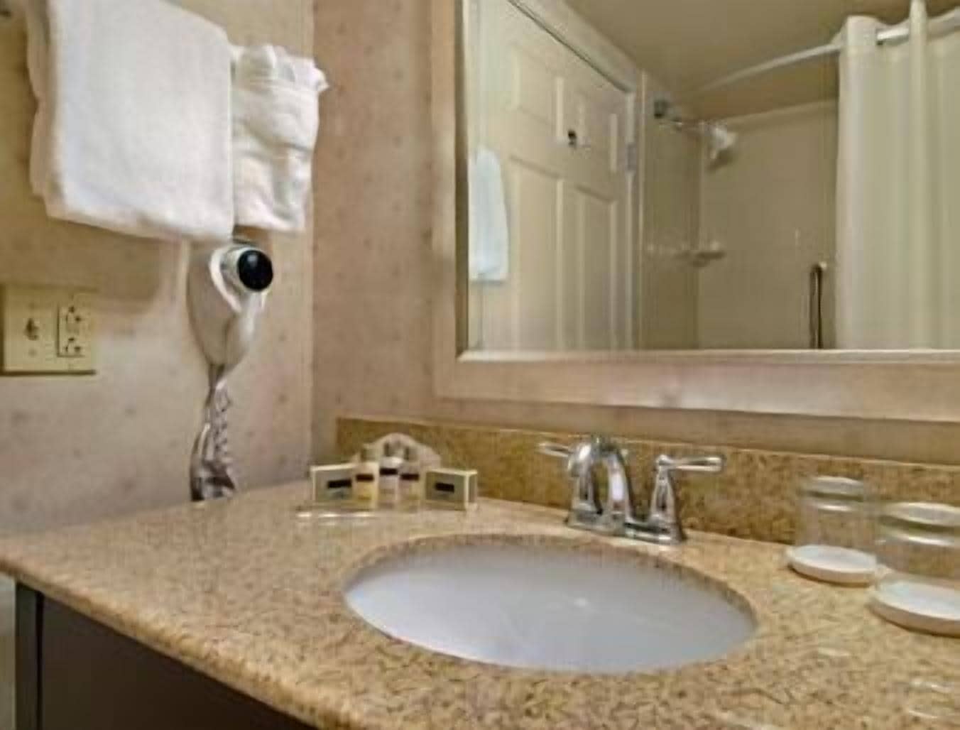 combined shower/bathtub, free toiletries, hair dryer, towels