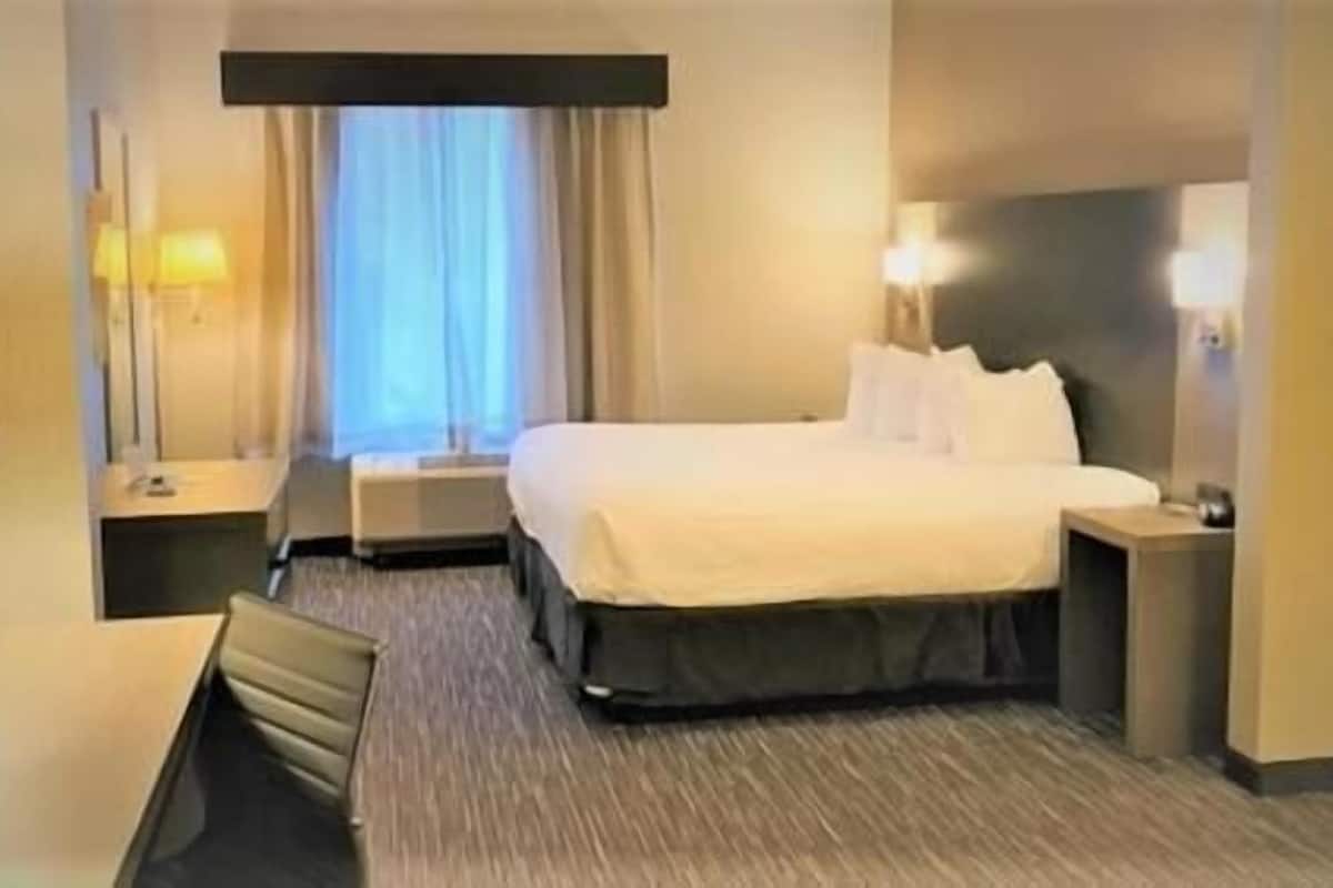 In-room safe, desk, iron/ironing board, free WiFi