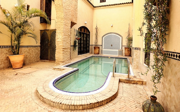 4 Innenpools, Liegestühle