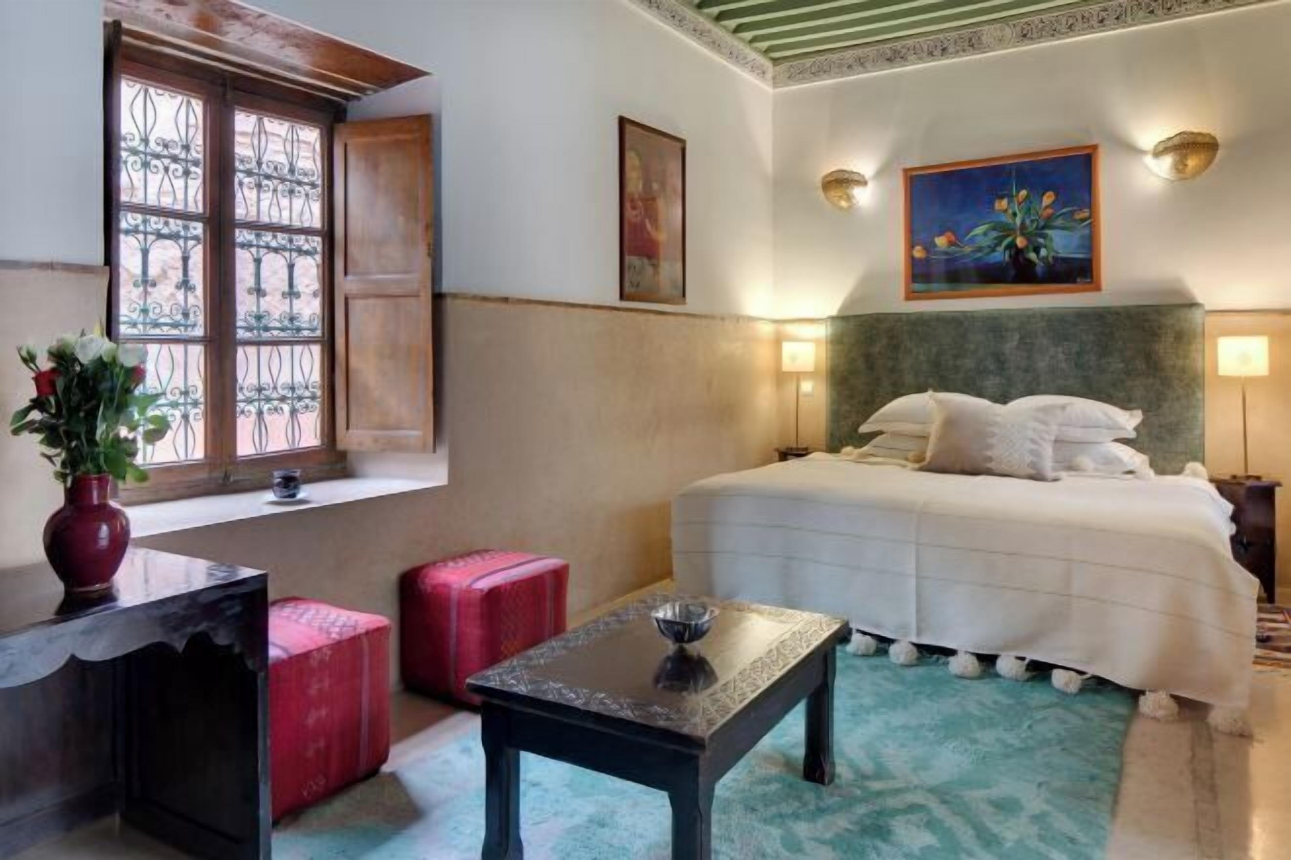 Sengetøy av topp kvalitet, minibar og safe på rommet