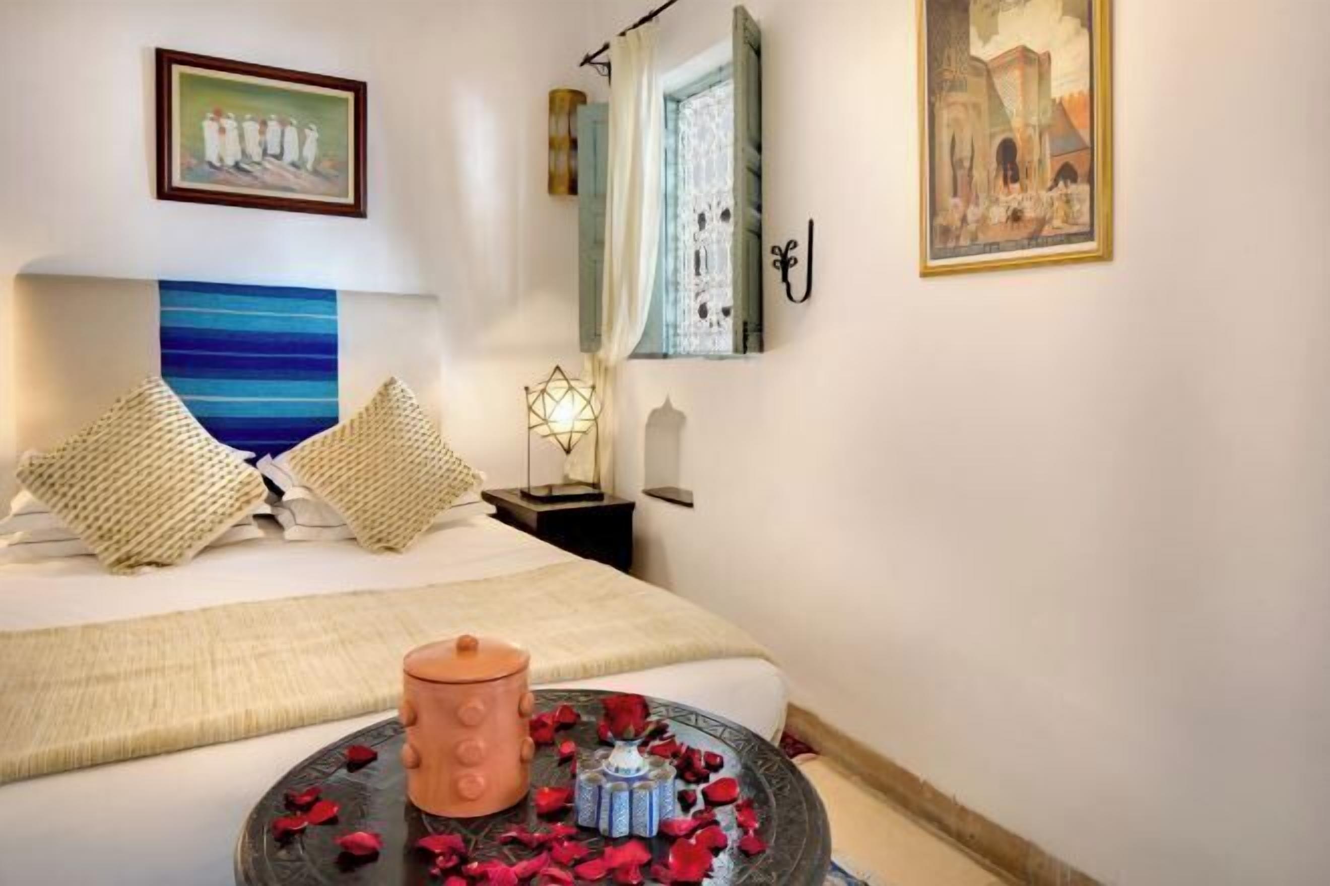 Sengetøy av topp kvalitet, minibar og safe på rommet