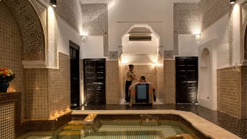 Salas de tratamiento para parejas, una bañera de hidromasaje