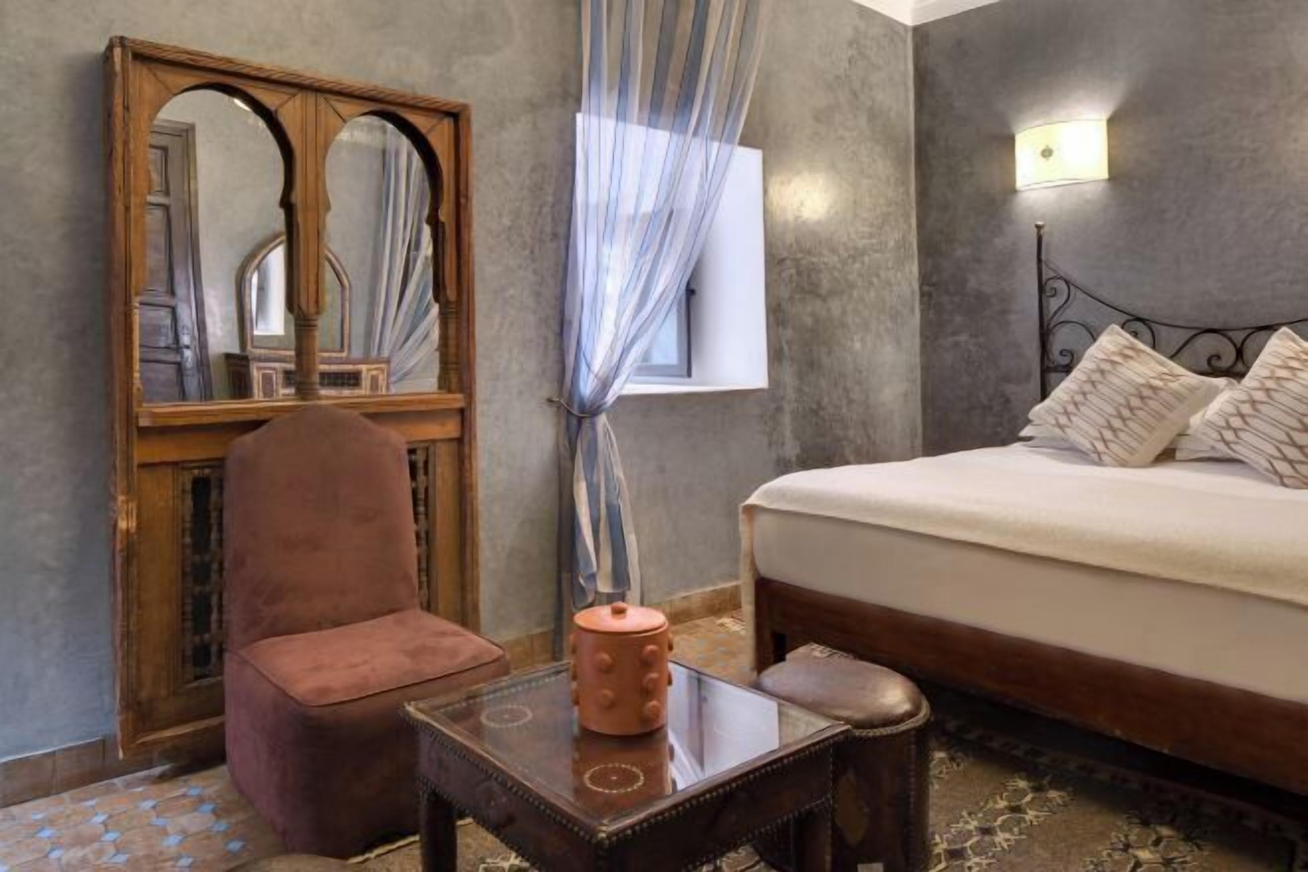 Sengetøy av topp kvalitet, minibar og safe på rommet