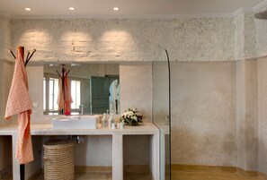 Junior Suite Riad Blanc | Bathroom | Free toiletries, hair dryer, bathrobes, slippers - Marrakech Riads, Angsana Heritage Collection (Marrakech)