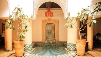 4 piscines couvertes, chaises longues