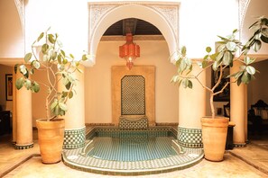 4 piscines couvertes, chaises longues