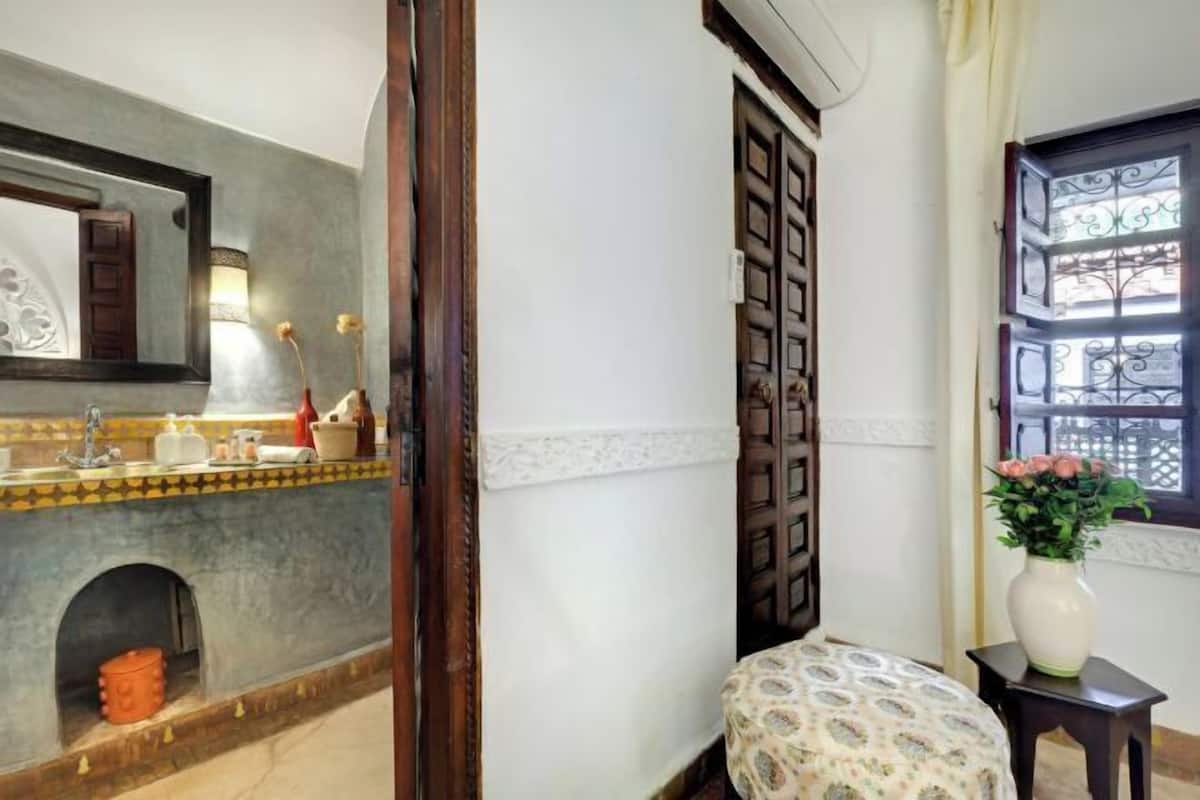 Bathroom | Free toiletries, hair dryer, bathrobes, slippers