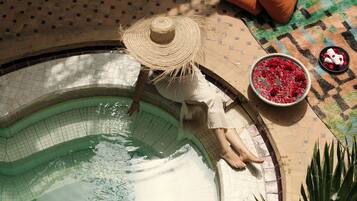 4 indoor pools, sun loungers