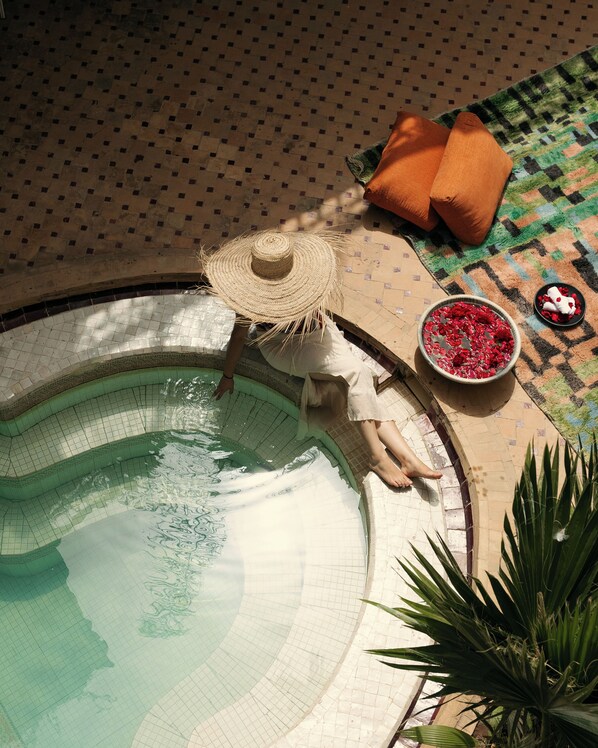 4 piscines couvertes, chaises longues
