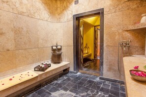 Riad Tiwaline Deluxe | Baño | Amenidades de baño gratuitas, secadora de cabello, batas, pantuflas 
