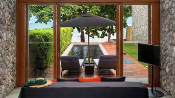 Luxury Oceanfront Pool Villa | Minibar, coffres-forts dans les chambres, fer et planche Ă repasser