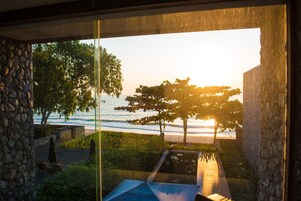 Luxury Oceanfront Pool Villa | 客房景观