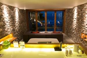 Royal Oceanfront Pool Villa | 迷你吧、客房内保险箱、熨斗/熨板、免费 WiFi