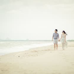 Trên bãi biển, cát trắng, lều miễn phí, ghế dài tắm nắng