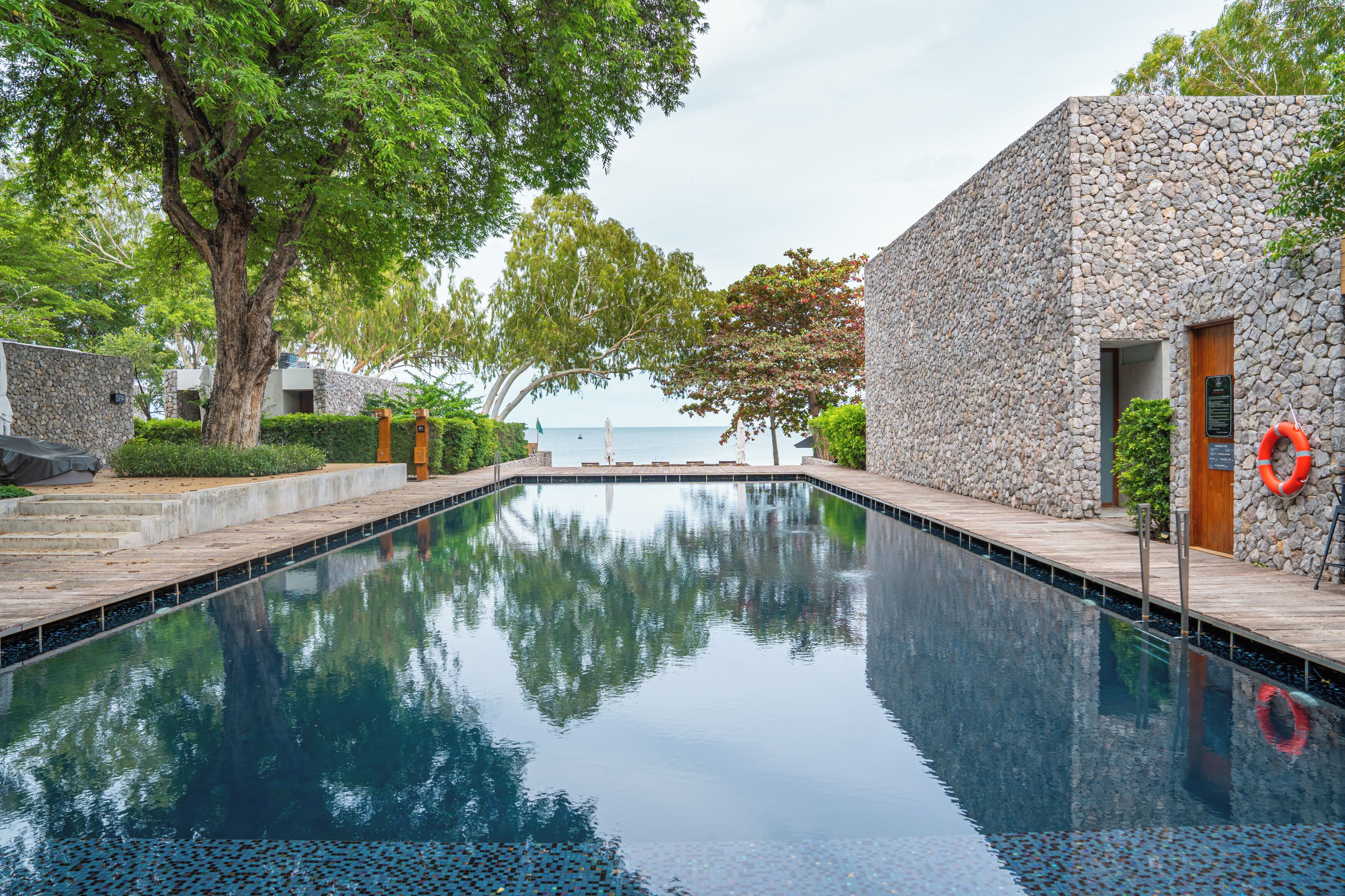 Außenpool, Liegestühle