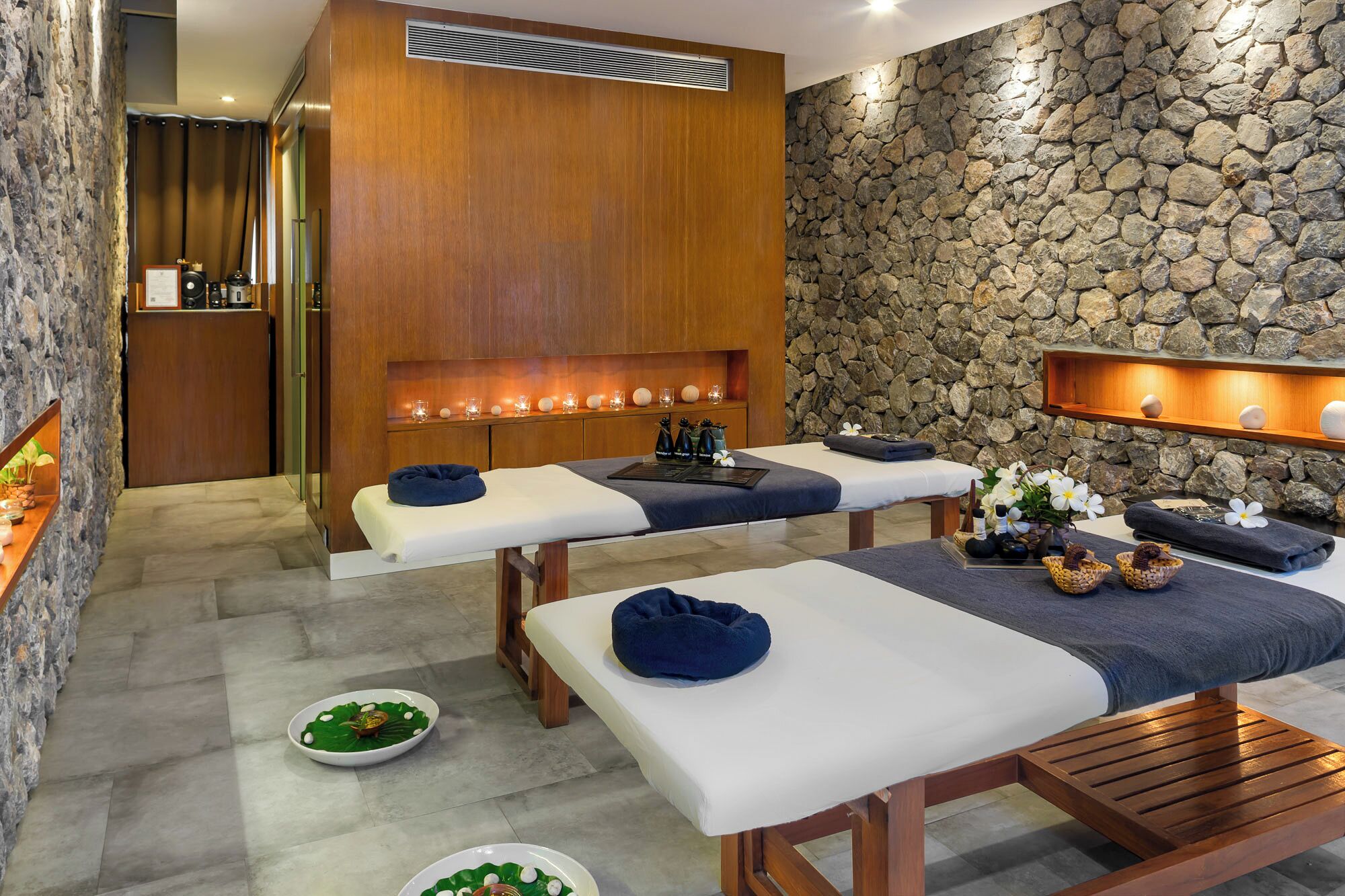 body treatments, aromatherapy, deep-tissue massages, thai massages