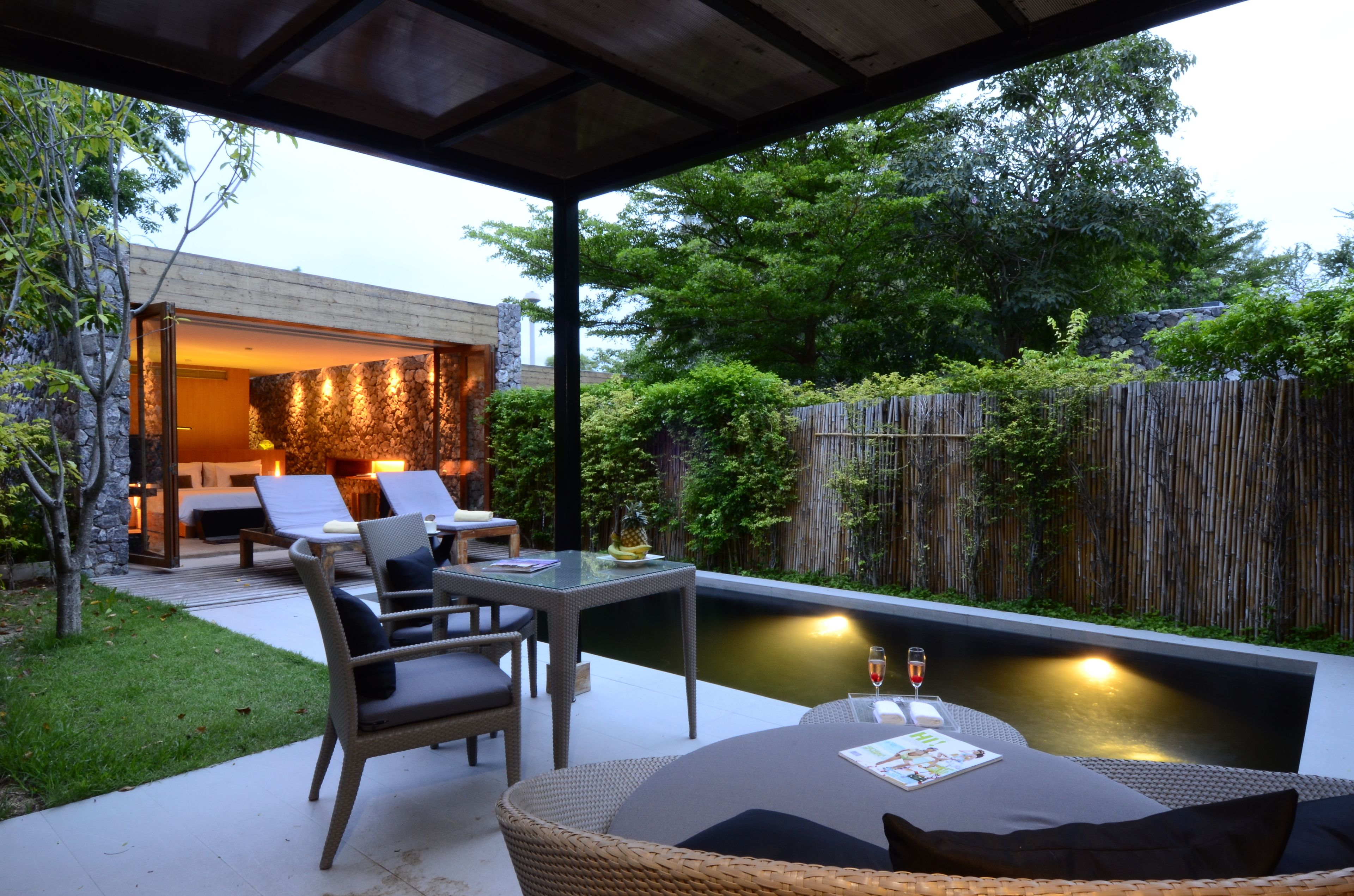 Deluxe Pool Villa | Minibar, coffres-forts dans les chambres, fer et planche à repasser