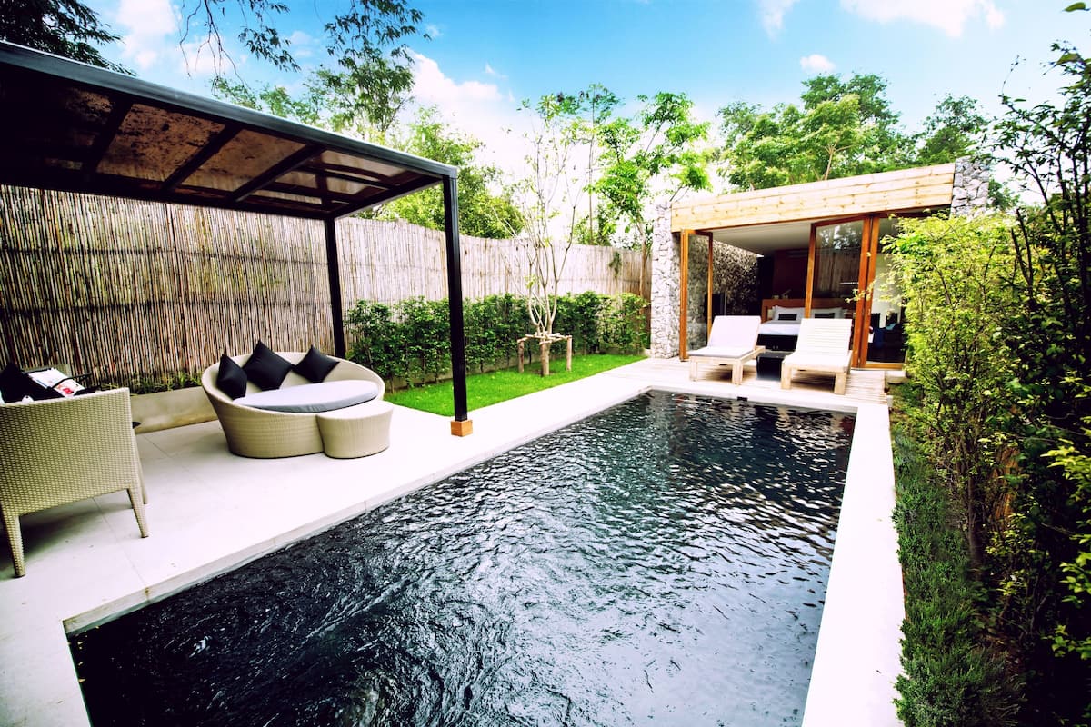 Deluxe Pool Villa | มินิบาร์, ตู้นิรภัยในห้องพัก, ผ้าม่านกันแสง, ห้องเก็บเสียง
