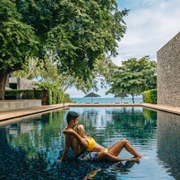 Una piscina al aire libre, tumbonas