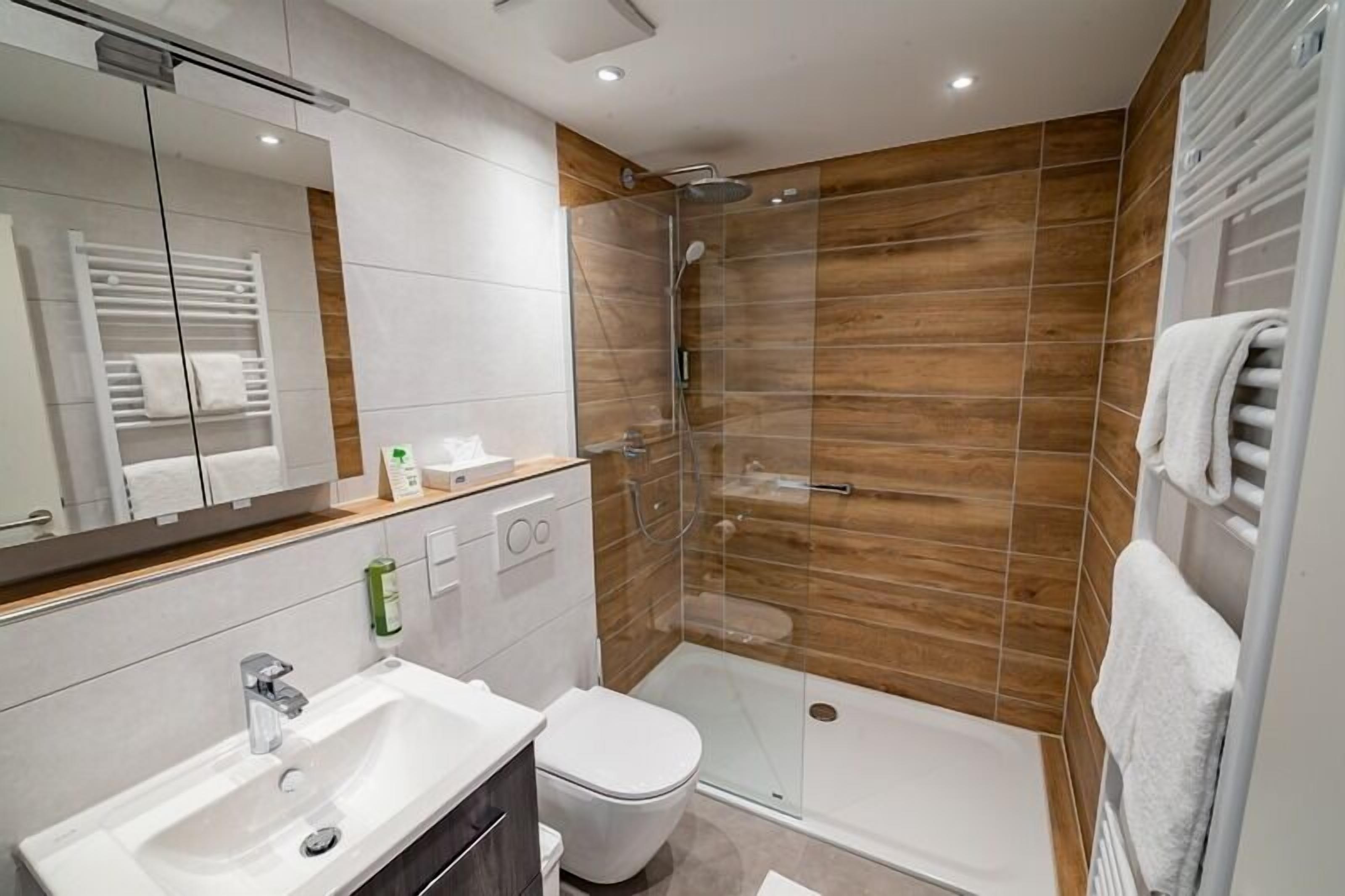 deluxe double room, balcony, river view | bathroom | shower, free toiletries, hair dryer, towels