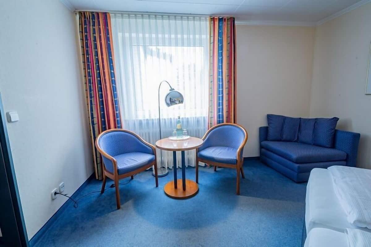 standard double room | 1 bedroom, in-room safe, desk, laptop workspace