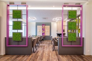 Se sirven desayunos, comidas y cocina regional con mesas al aire libre