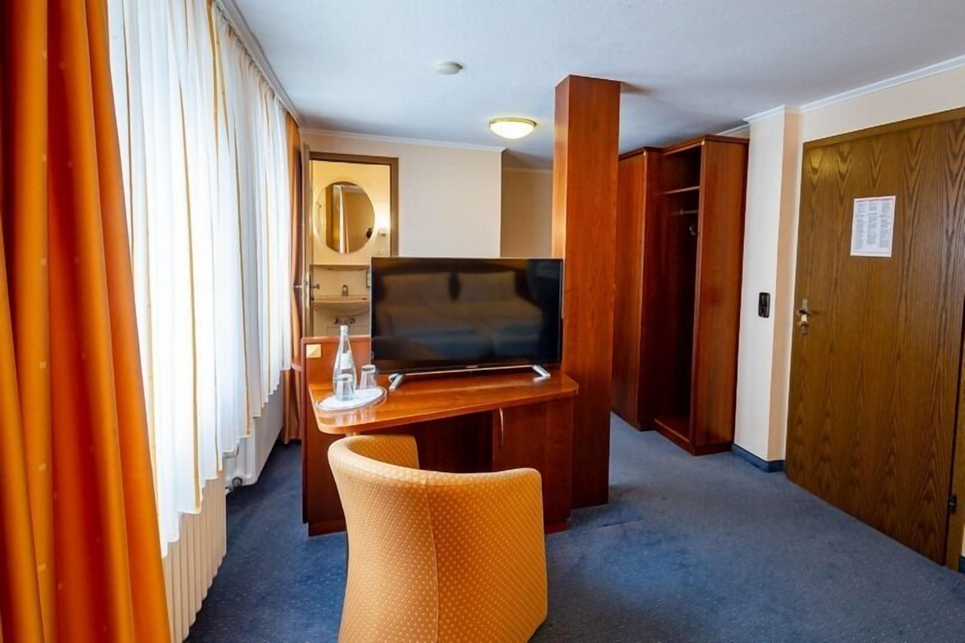 standard double room | 1 bedroom, in-room safe, desk, laptop workspace