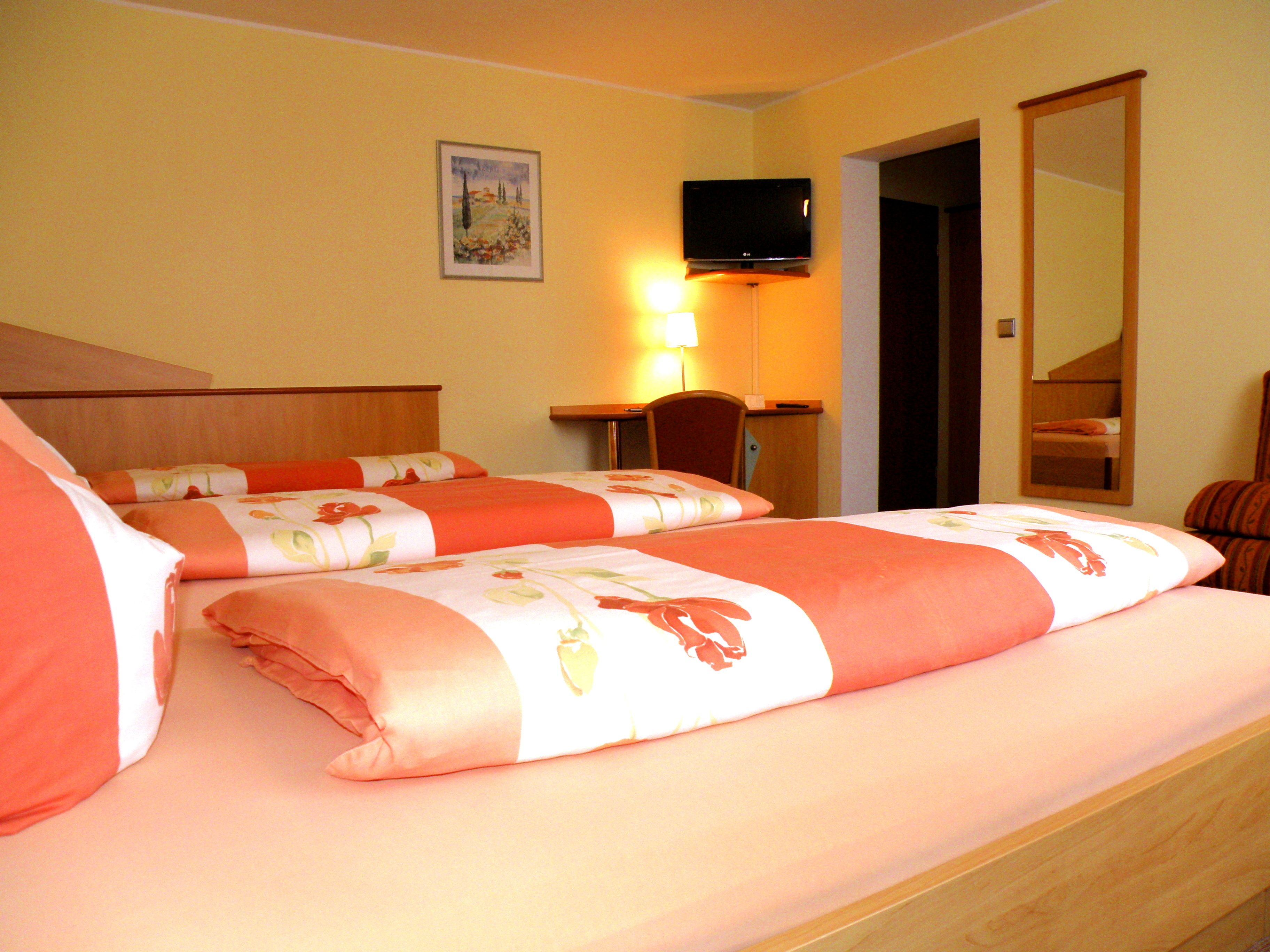 comfort double room, non smoking | 1 bedroom, desk, free wifi, bed sheets