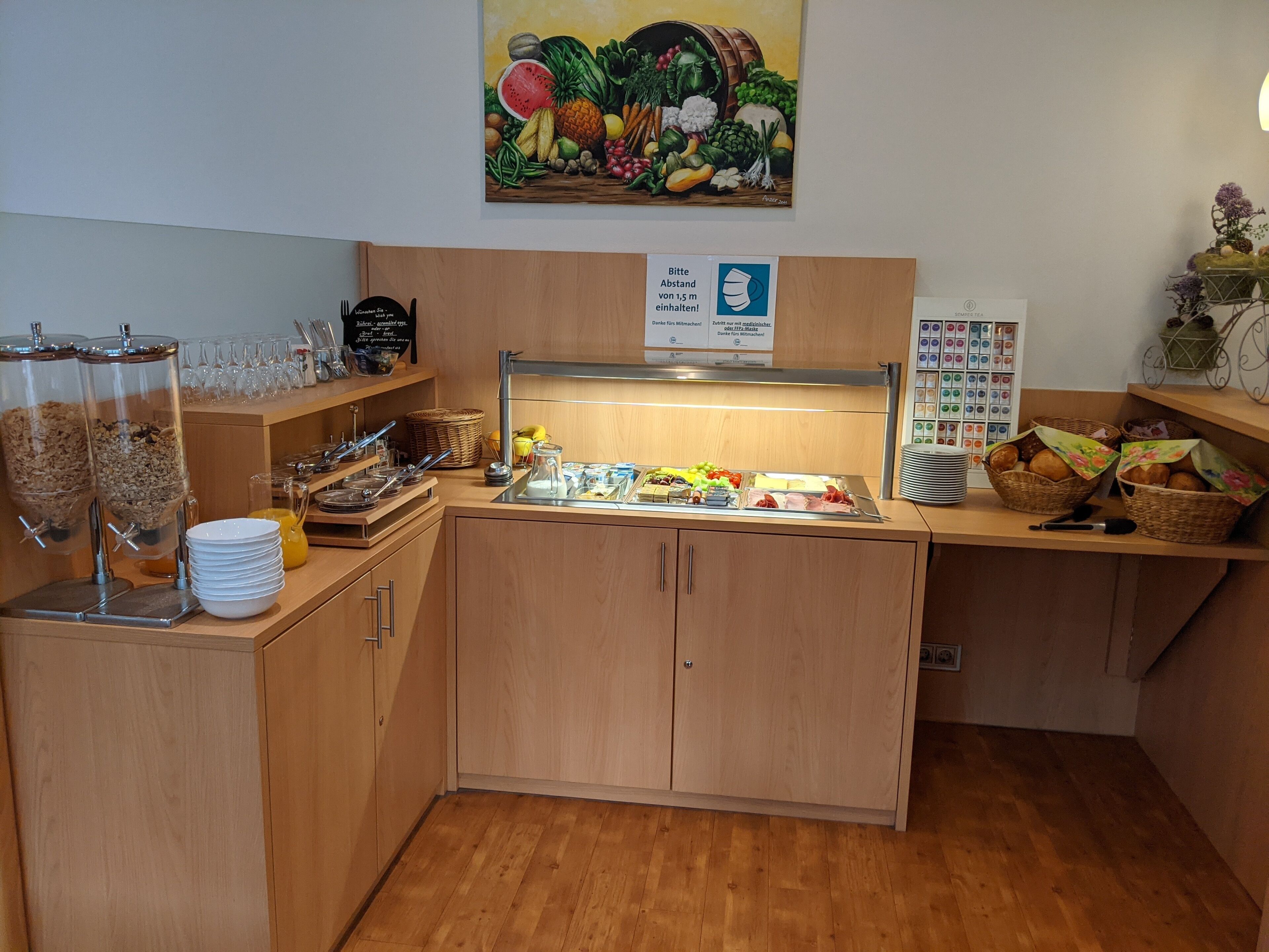 Tägliches Frühstücksbuffet (7 EUR pro Person)