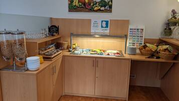 TĂ€gliches FrĂŒhstĂŒcksbuffet (7 EUR pro Person)