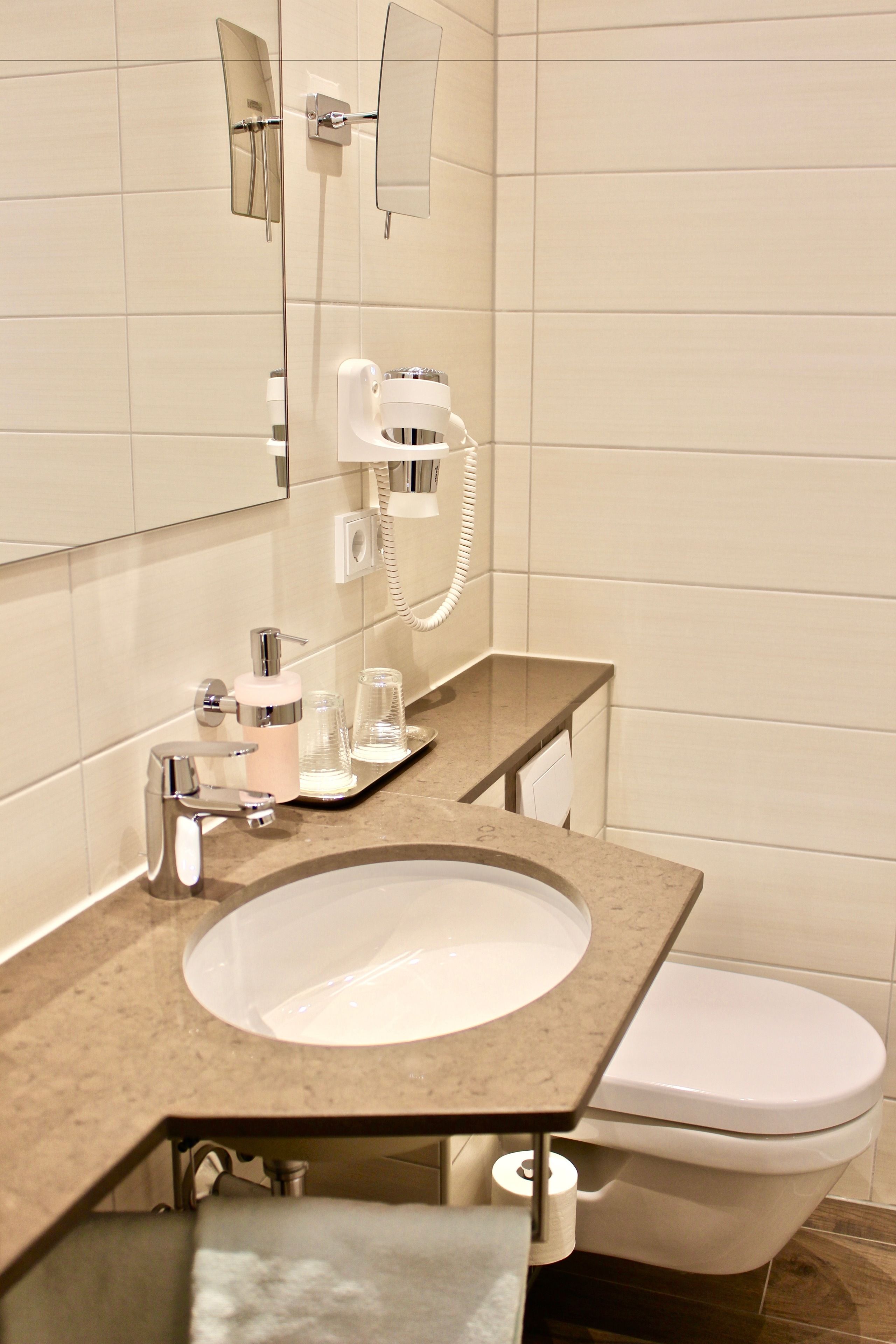 comfort double room (deluxe) | bathroom amenities | shower, free toiletries, hair dryer, towels