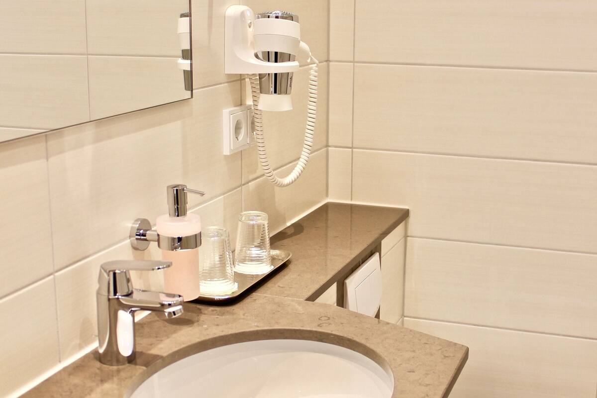 comfort double room (deluxe) | bathroom amenities | shower, free toiletries, hair dryer, towels