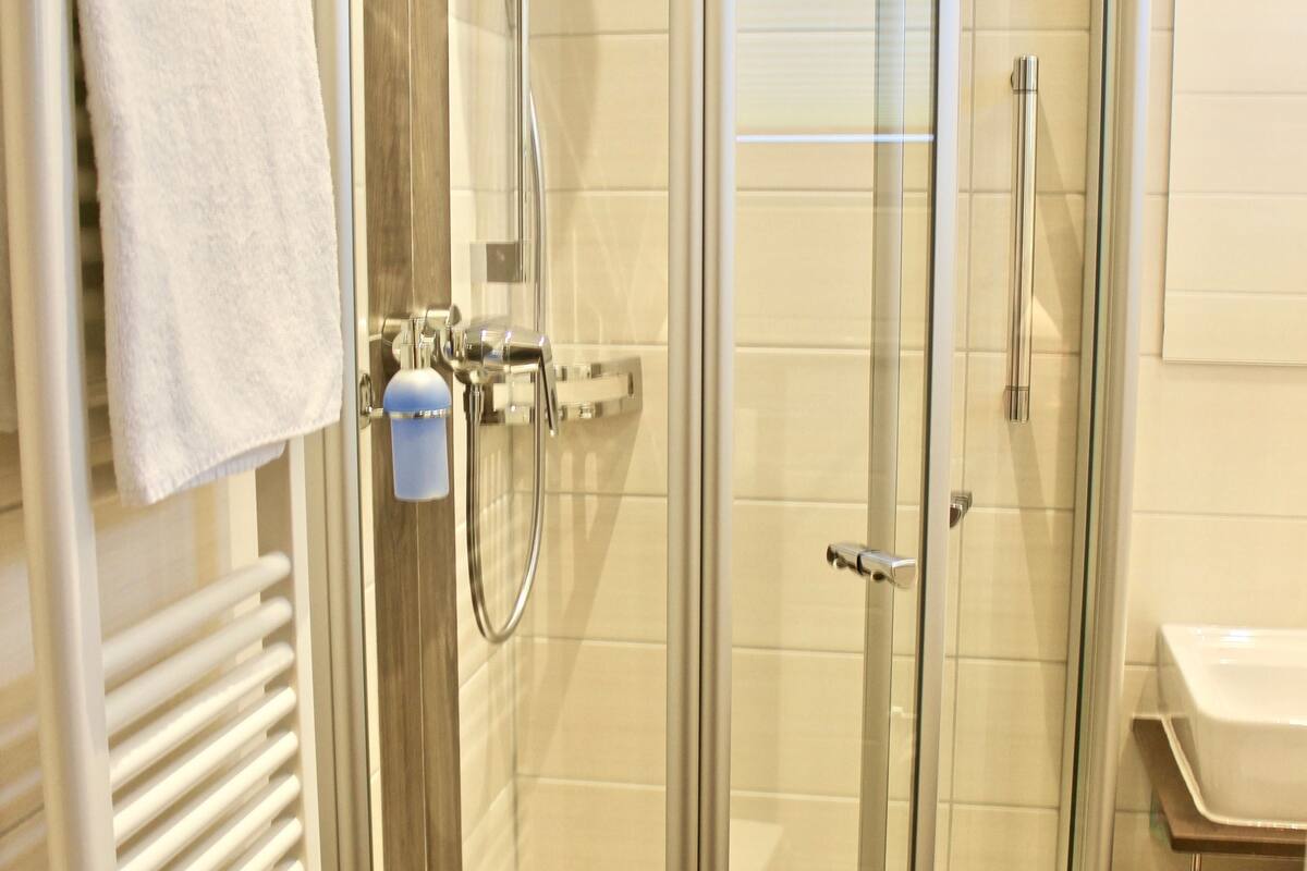 standard double room, 1 bedroom, non smoking | bathroom shower
