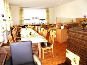 Desayuno buffet diario (EUR 7 por persona)