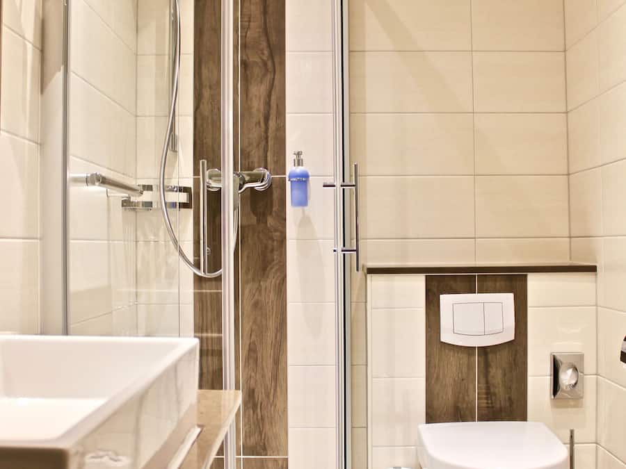 Comfort Double Room, Non Smoking | Bathroom | Shower, free toiletries, hair dryer, towels