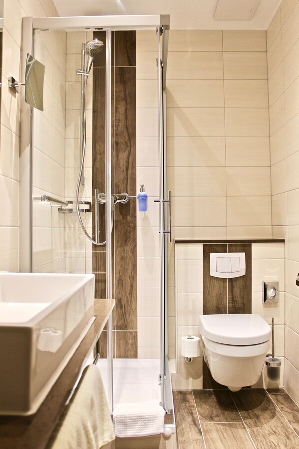 Habitación doble Confort, para no fumadores | Baño | Regadera, amenidades de baño gratuitas, secadora de cabello, toallas
