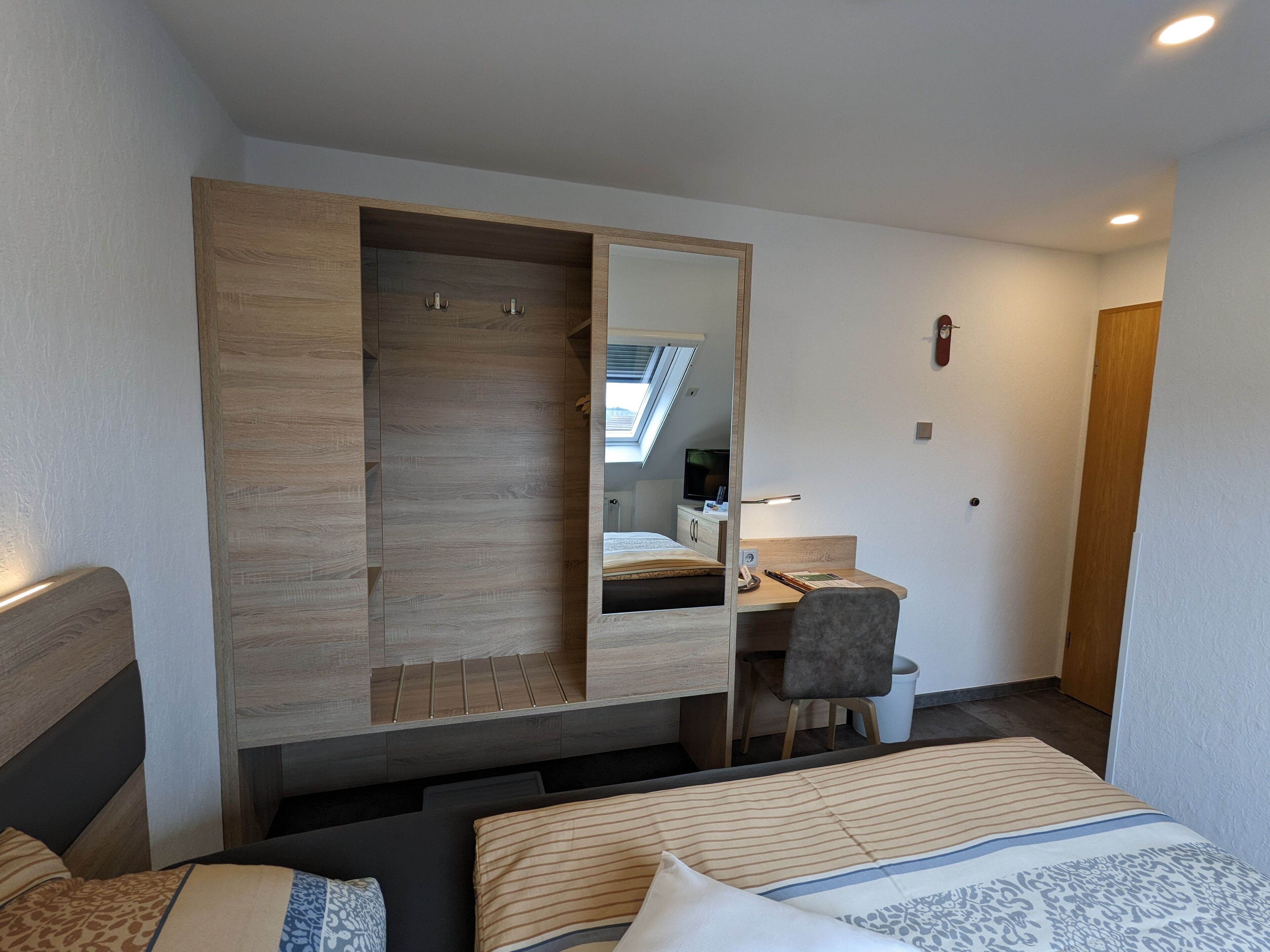 basic single room, 1 double bed, non smoking | 1 bedroom, desk, free wifi, bed sheets