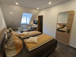 Quarto casal conforto, para não fumantes | Escrivaninha, Wi-Fi de cortesia, roupa de cama