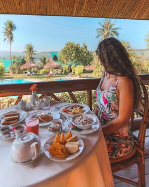 Café da manhã com buffet todos os dias mediante uma taxa