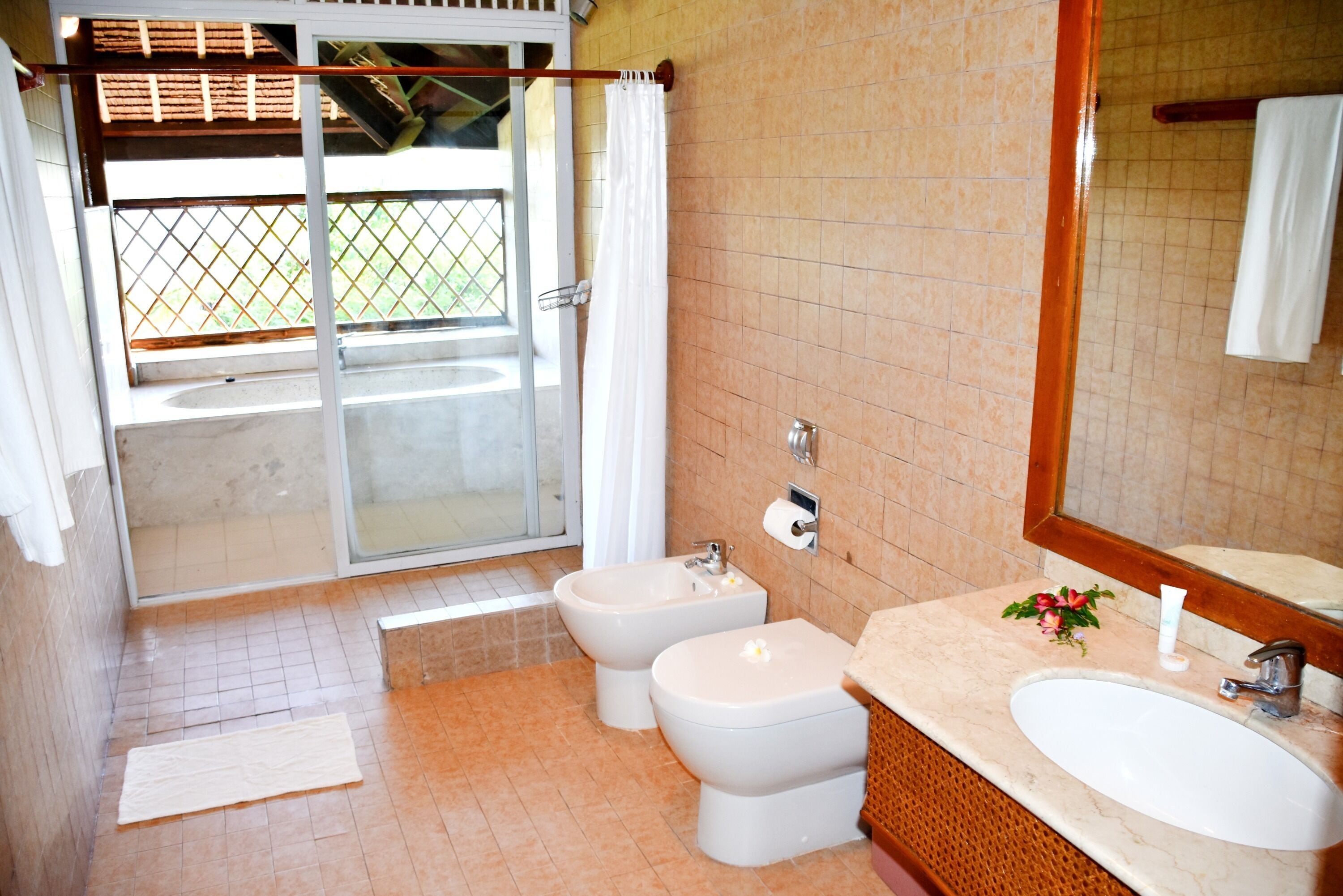 junior suite | bathroom | separate bathtub and shower, deep-soaking bathtub, free toiletries
