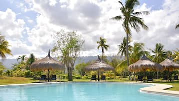 Piscine extérieure, parasols de plage, chaises longues