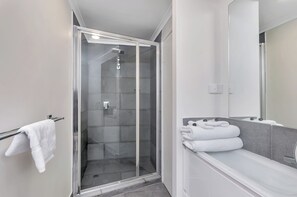 Dusche, kostenlose Toilettenartikel, Haartrockner, Handtücher
