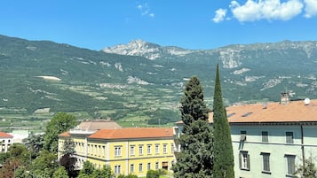 Un pueblo con edificios y una cadena montañosa al fondo.